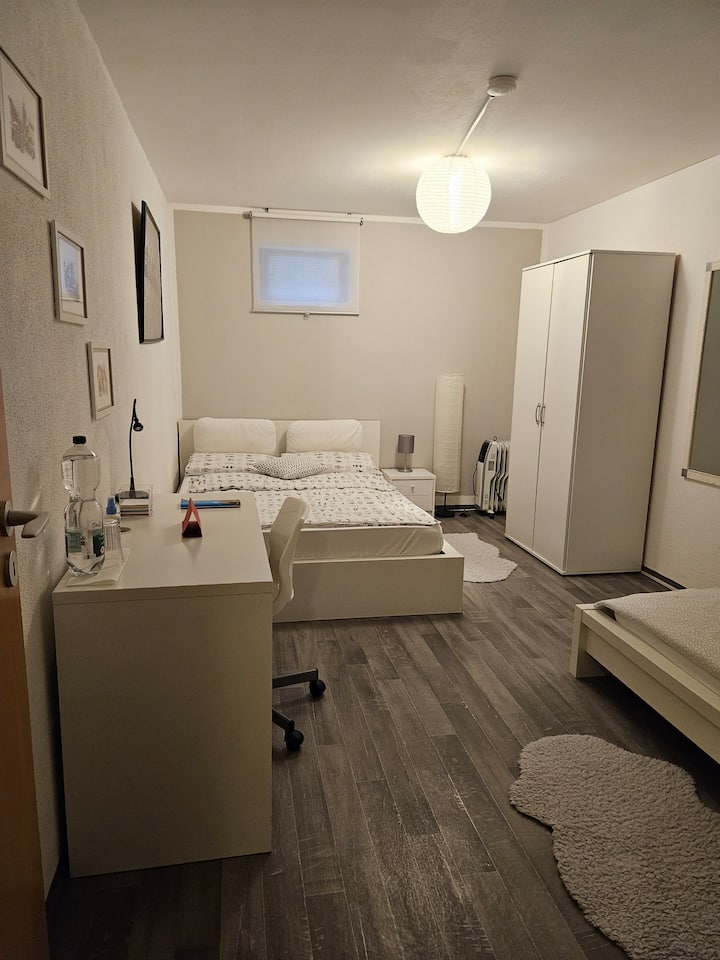 Krevat dopio, ëmbëlsirë me abazhur, ngrohje e lëvizshme, gardërobë, peshqirë, batanije të ngrohta, pasqyrë.