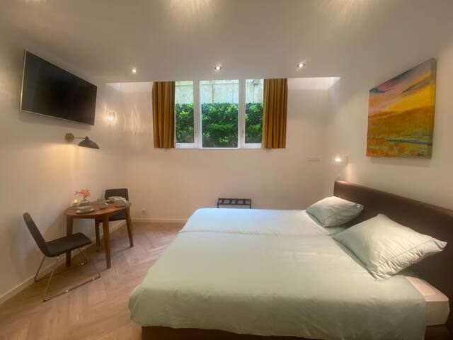 Lovely large flat in city centre/quiet/private