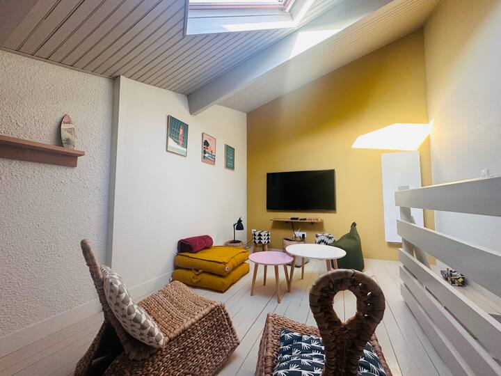 Salla e dytë lart, sigurisht mezzanine, me ekran të madh televizori. Ideale për mbrëmje televizive, lojëra,… për t 'i lejuar fëmijët të luajnë larg të rriturve. 