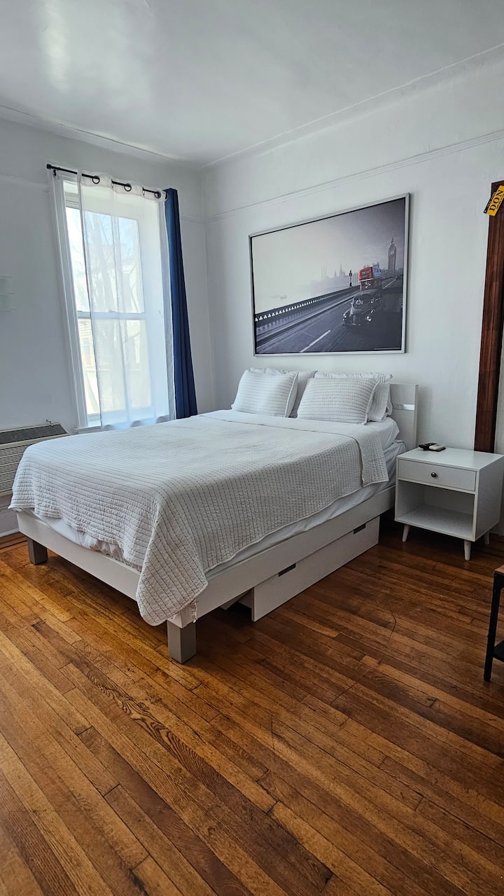 Lit queen size avec surmatelas en mousse à mémoire de forme. Confortable et de soutien. Sommeil paisible.