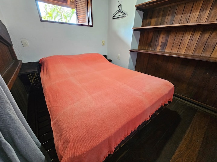 Suite en el entrepiso con cama doble, estantes y ventilador de techo