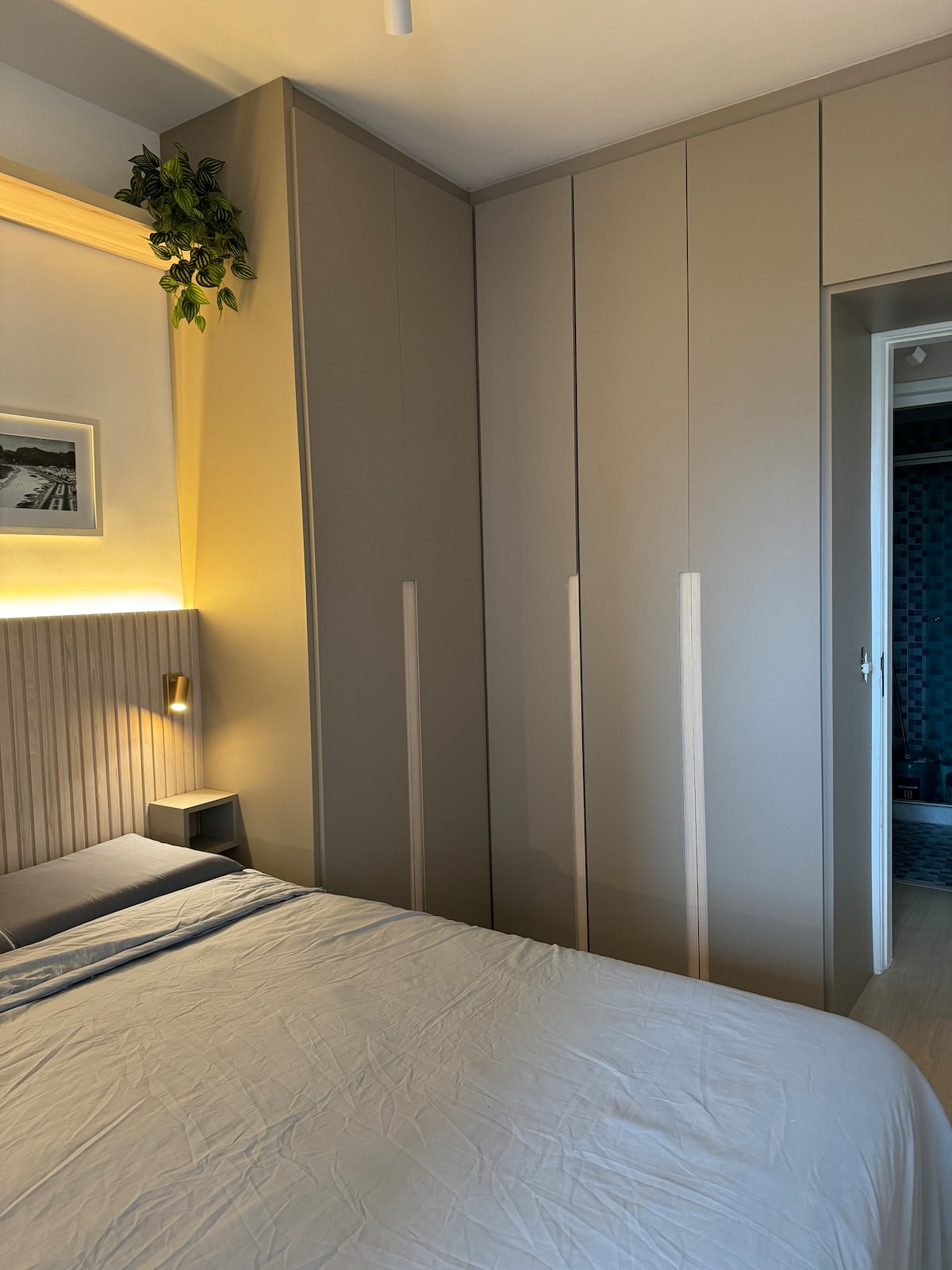 Dostupni su ormar i vješalice.