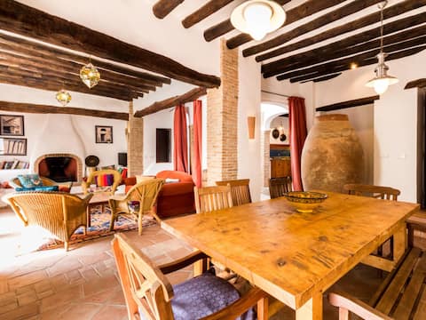 Beautiful Andalusian House with barbecue pool