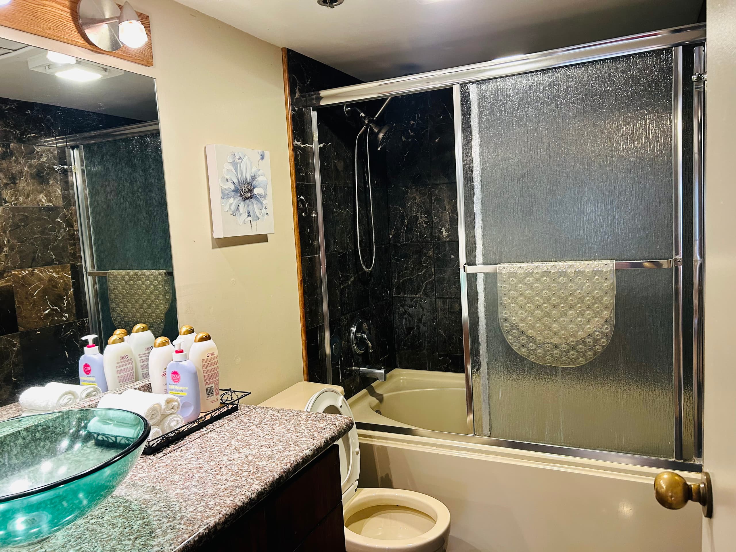 Condo in Honolulu · ★4.81 · 2 bedrooms · 3 beds · 1 private bath - Image 8