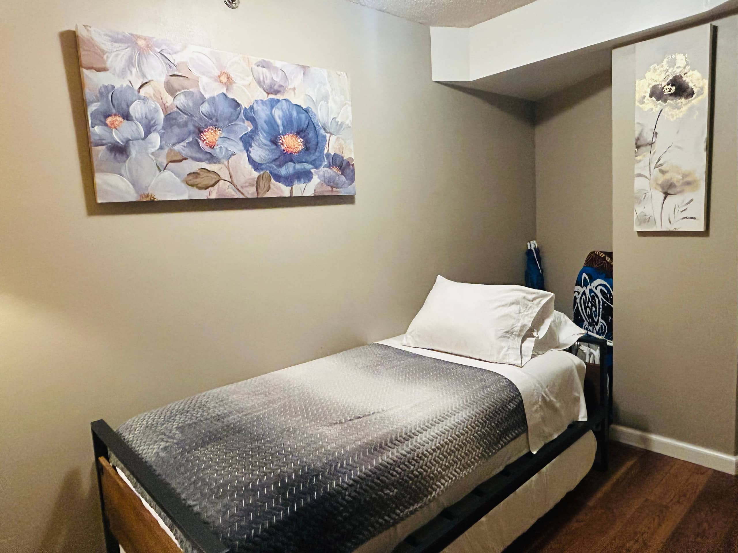 Condo in Honolulu · ★4.81 · 2 bedrooms · 3 beds · 1 private bath - Image 2