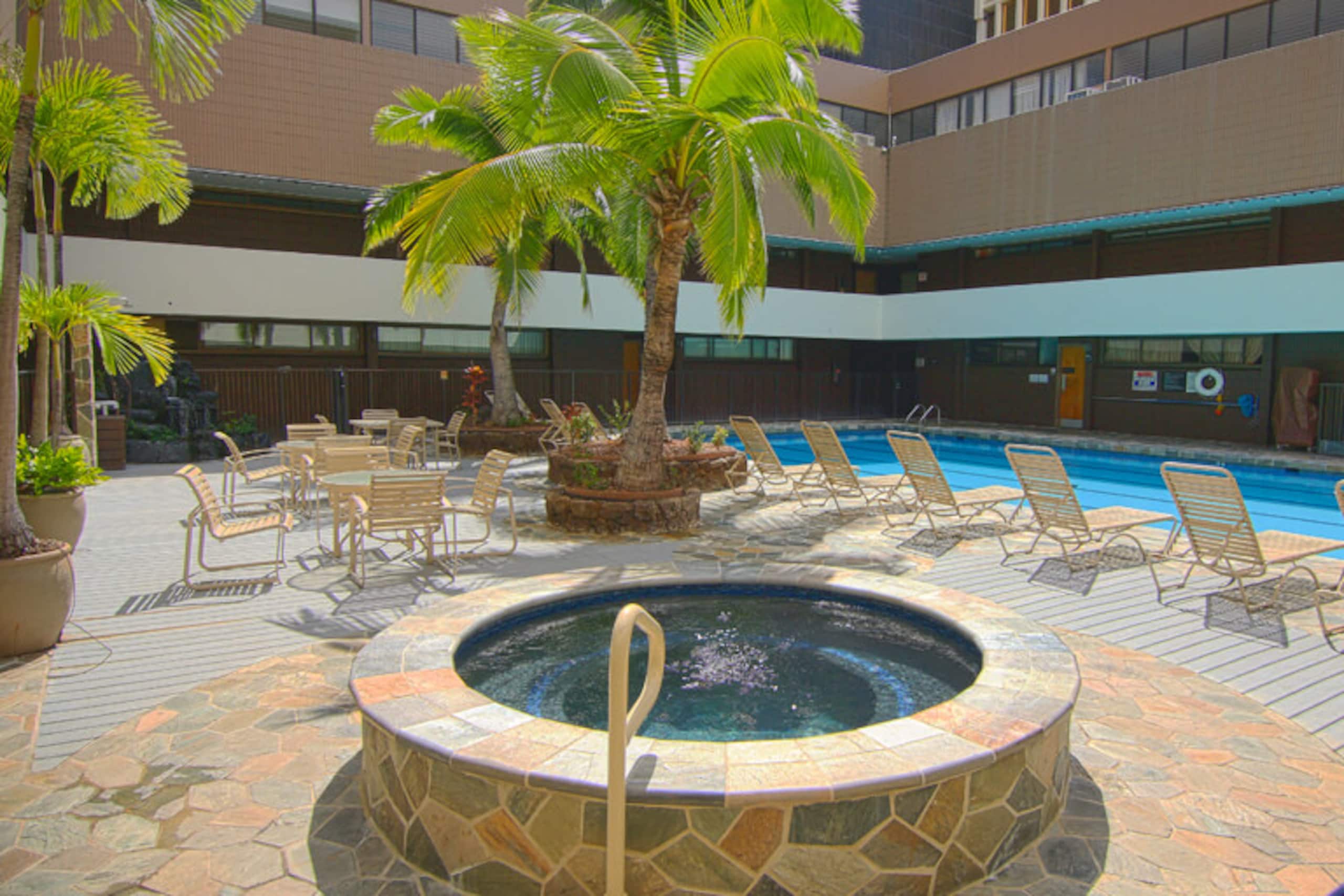 Condo in Honolulu · ★4.81 · 2 bedrooms · 3 beds · 1 private bath - Image 12
