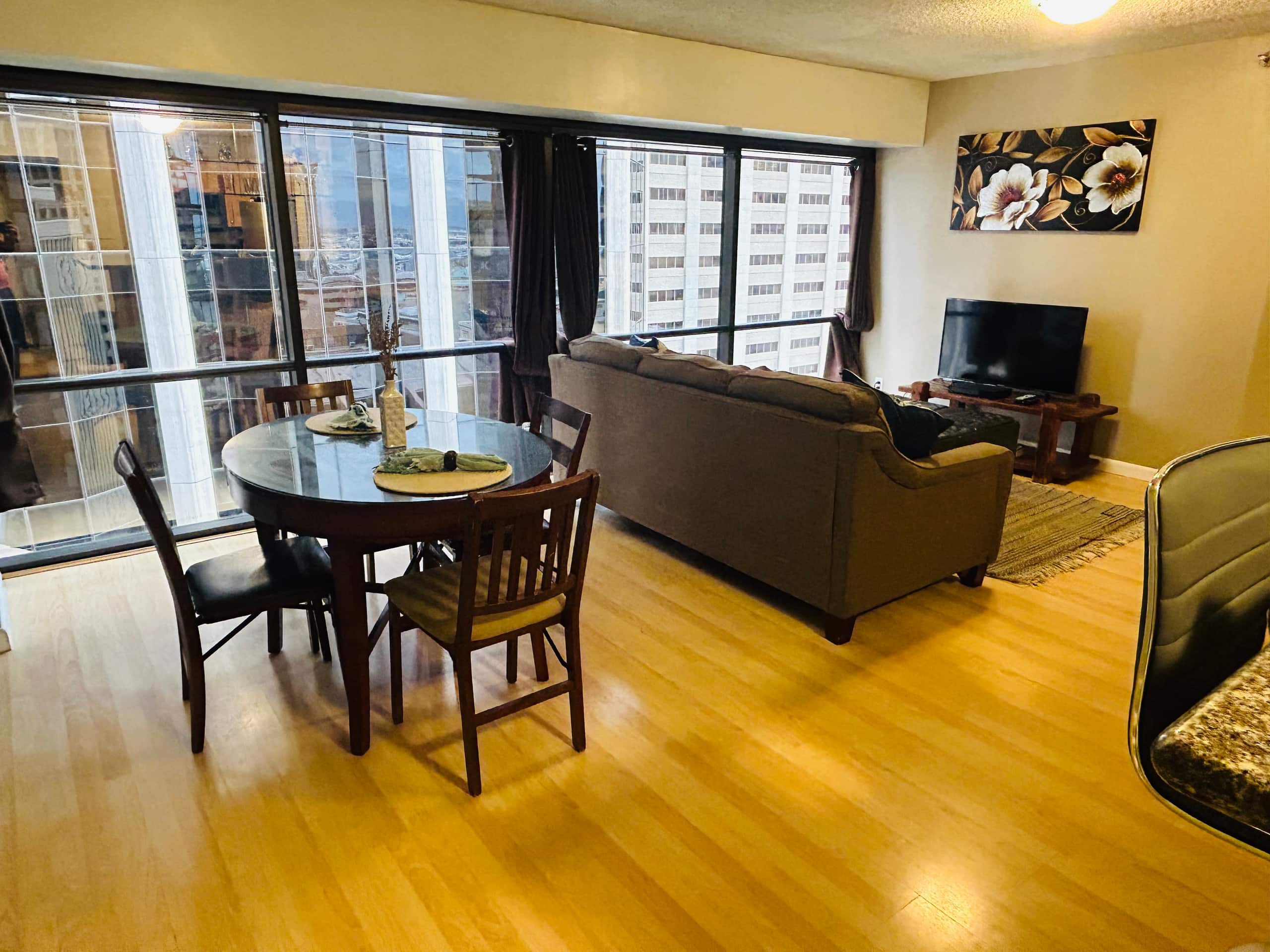 Condo in Honolulu · ★4.81 · 2 bedrooms · 3 beds · 1 private bath - Image 3