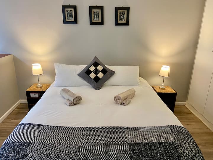 מיטת במבוק קווין. יכולה להיות חורקת לפעמים,  אבל היא מאוד נוחה. 