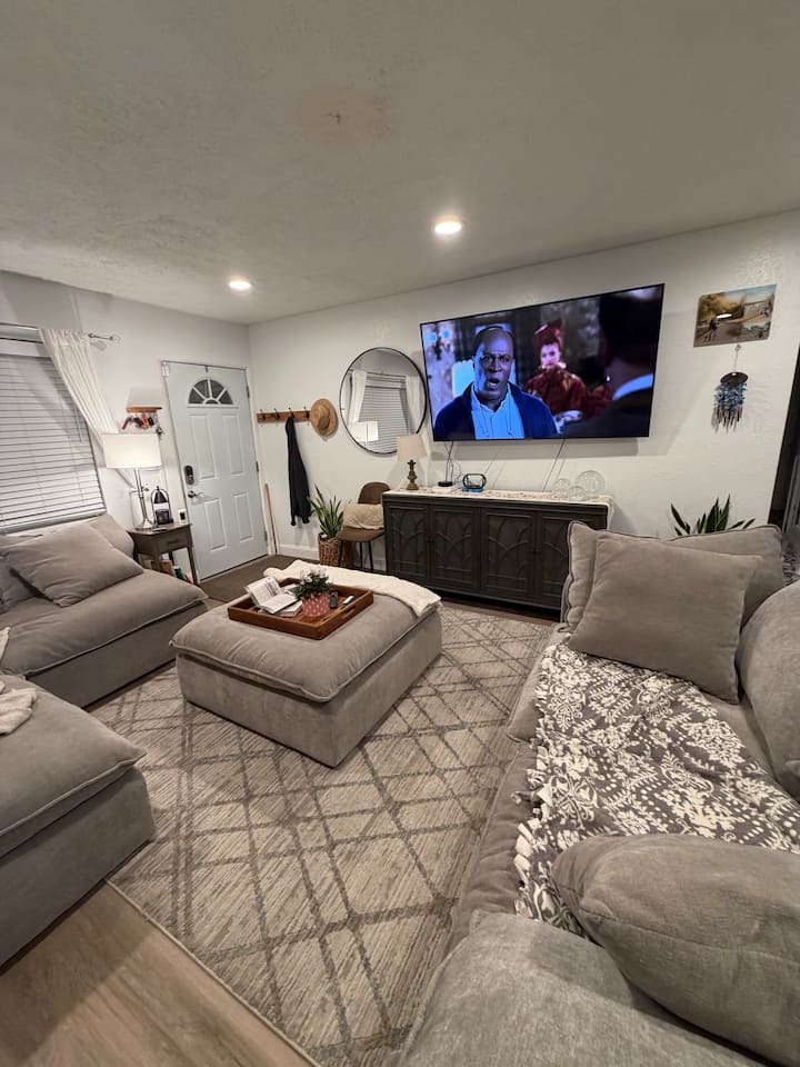 Beautiful Brick Home With Hot Tub
3k, 1q, 1t - Albuquerque, NM