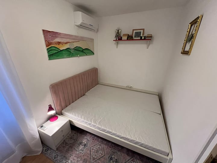Dhomë gjumi e veçantë në katin e parë