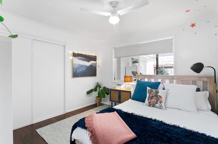 Брачен кревет (широк 150-179 см) со постелнина со врвен квалитет, тавански вентилатор,
гардероба со цртежи и висечки простор, светилки за читање и поглед кон задниот двор. 