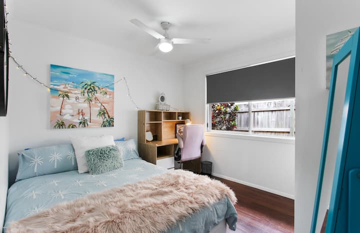 Брачен кревет (широк 150-179 см), целосна гардероба со цртежи, огледало во цела должина и тавански вентилатор. 