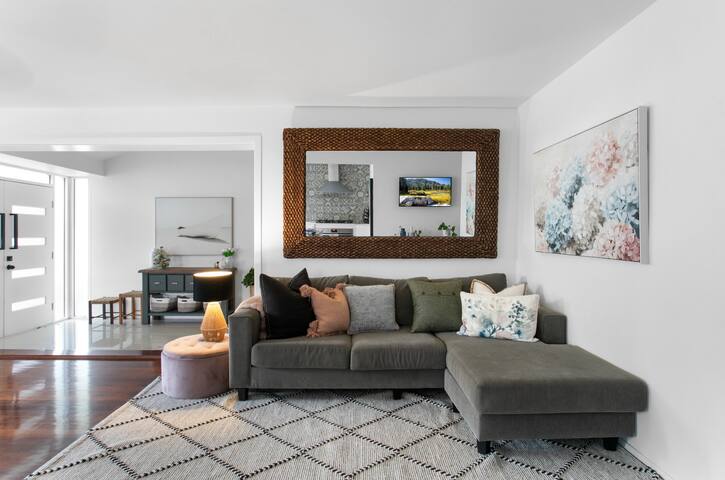 Noosa living, luxury 4 brm home – pool & cinema gallery image 5