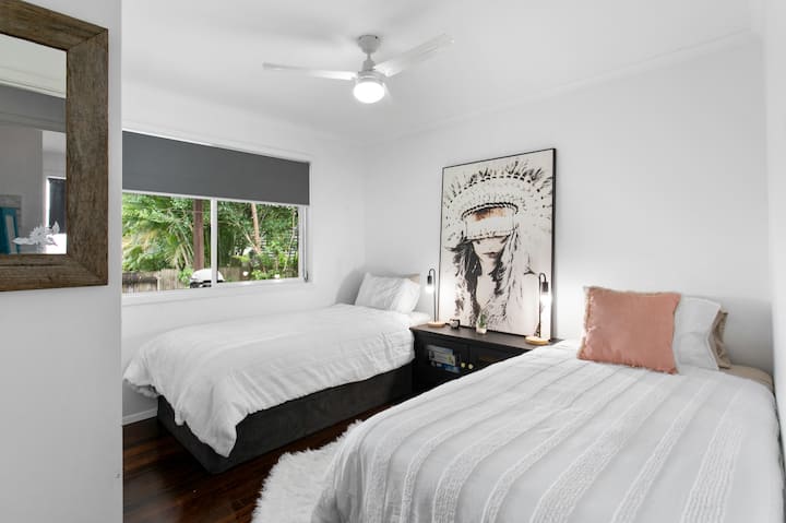 2 x брачни единечни кревети, голема гардероба со цртежи од високи момчиња. Ламби за складирање и читање покрај креветот. Совршена соба за споделување со деца или двајца пријатели! 