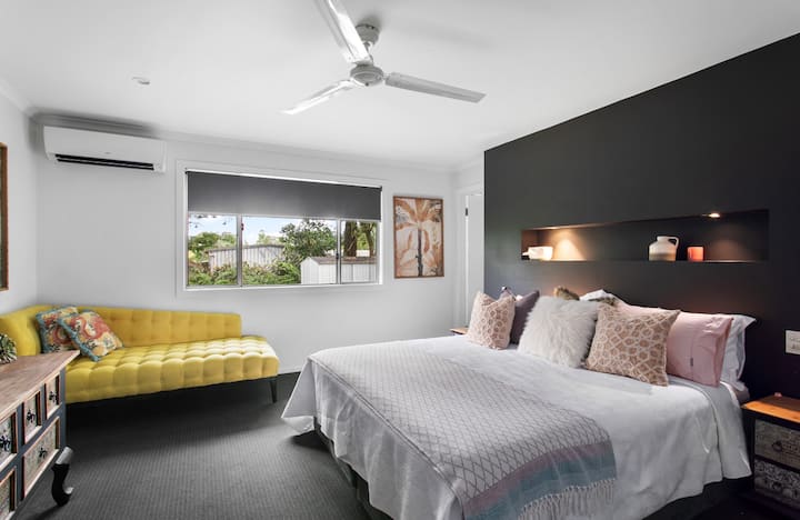 Голем брачен кревет со луксузна постелнина, 50 инчен паметен телевизор и Google chromecast, сопствена бања, шминка или работно биро, клима уред, тавански вентилатор. Вистинско место за одмор за возрасни со луксузен мебел. Шезлонгот може да преспие едно мало дете ако е потребно