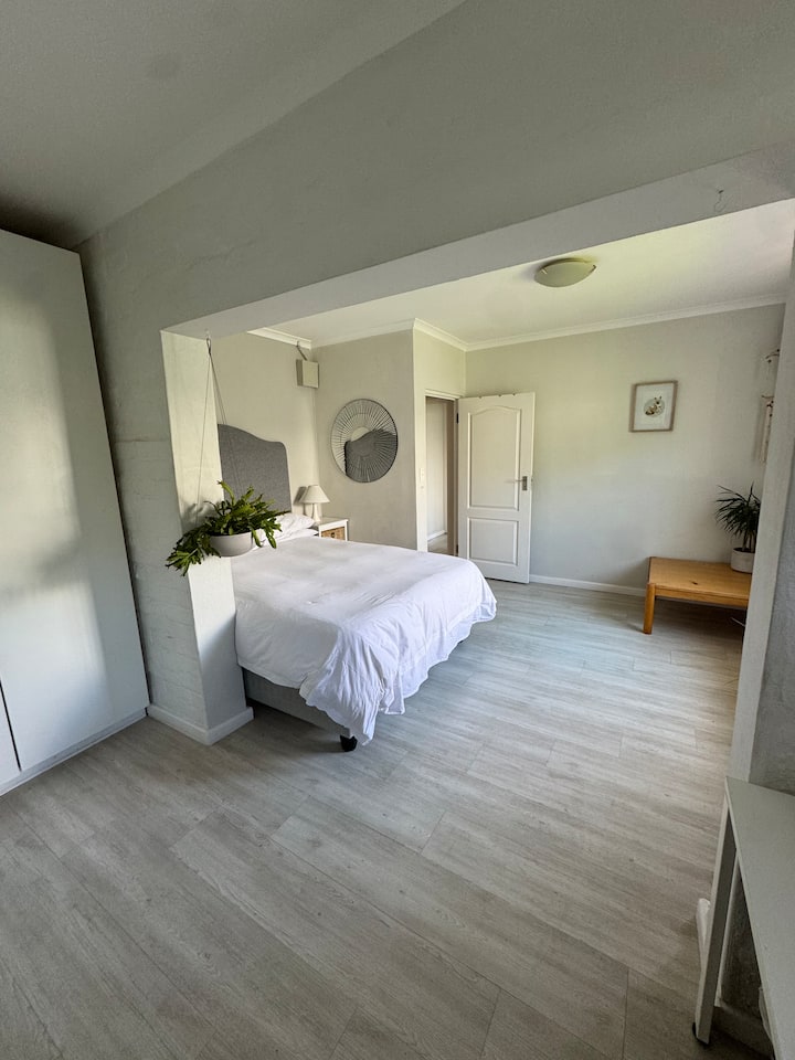 Comfy Room In Safe, Quiet, Peaceful Shared Home - Cape Town