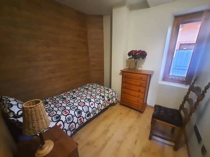 cama ya chumba cha 1