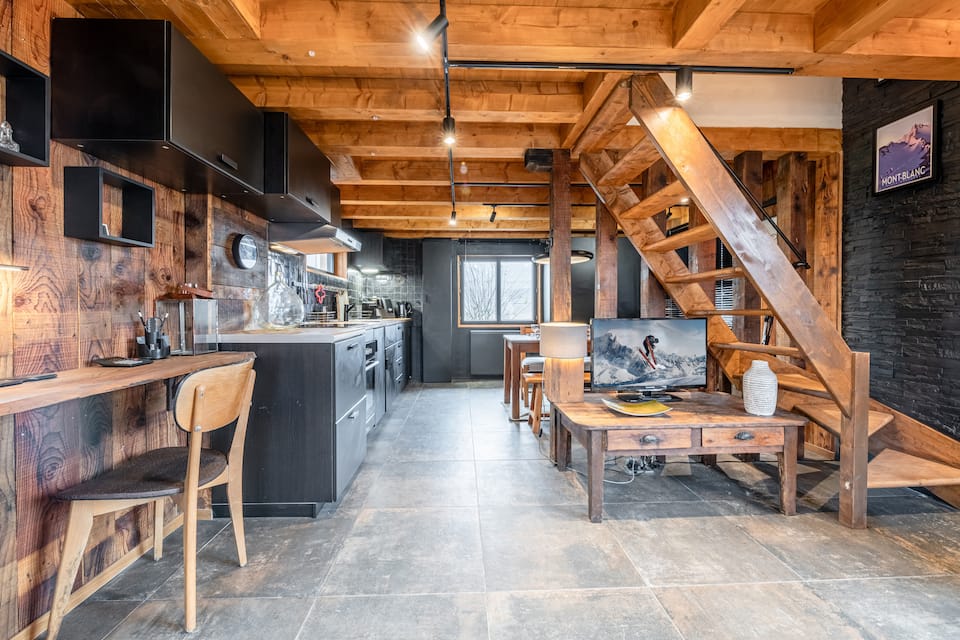 A timber chalet on the Megève slopes, Megève, Auvergne-Rhône-Alpes, France, photo 4 of 10