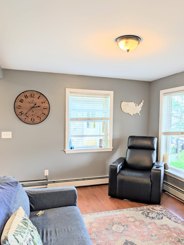 Cozy Coastal Retreat Near Une + Beaches - Kennebunkport, ME