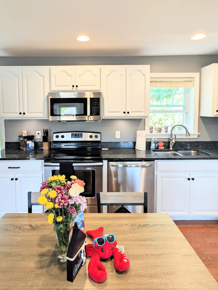 Cozy Coastal Retreat Near Une + Beaches - Kennebunkport, ME