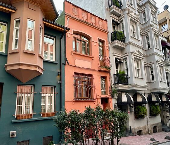 Private Garden Triplex in Center gallery image 2