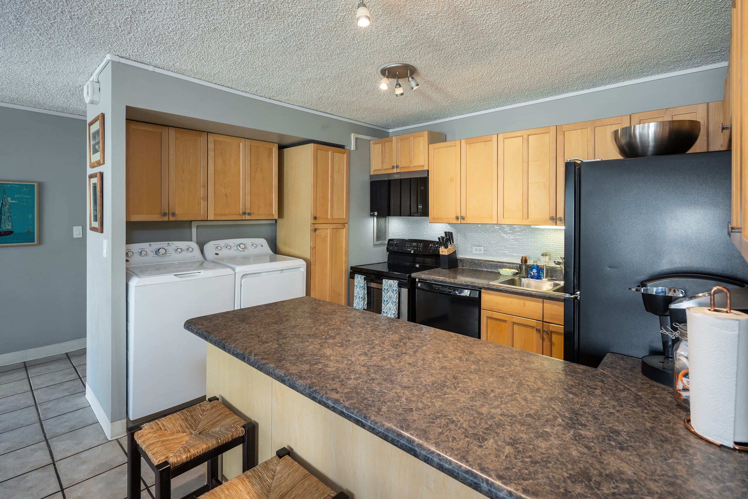 Waikiki Beach 1.5 blocks away! Free parking space! - Image 7