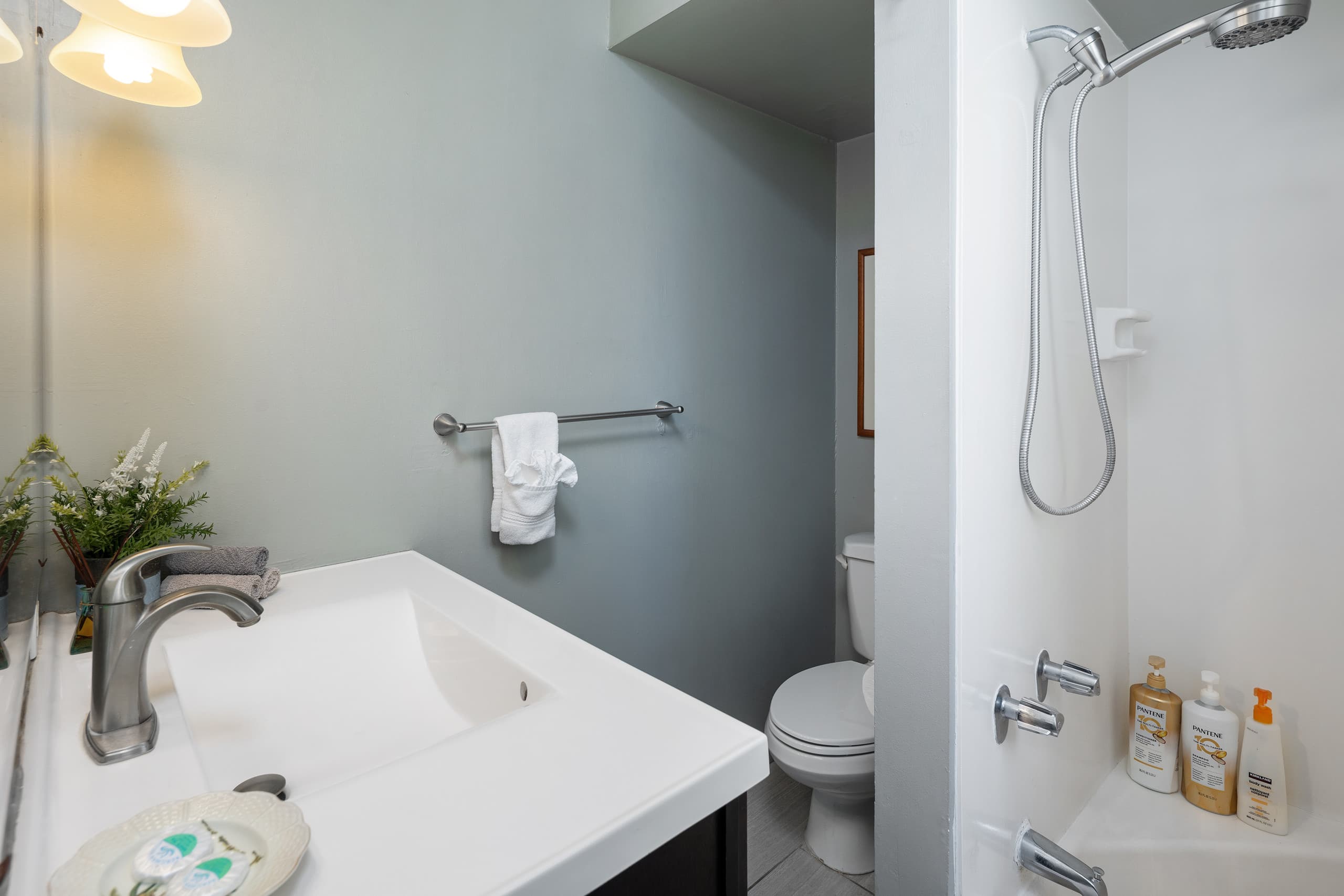 Waikiki Beach 1.5 blocks away! Free parking space! - Image 15