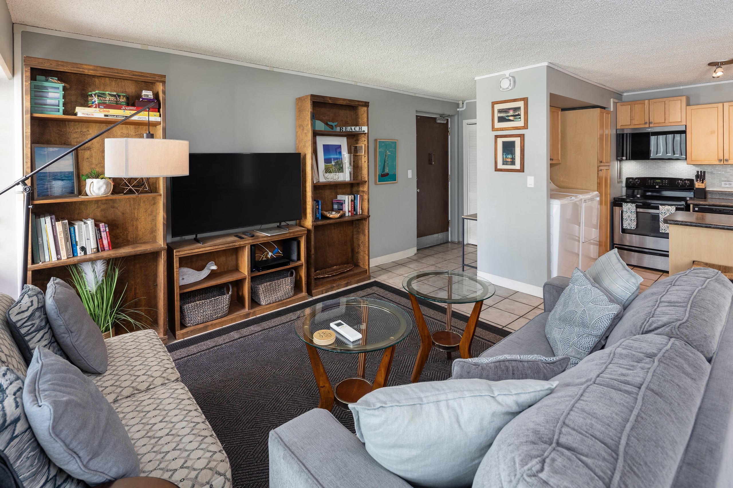 Waikiki Beach 1.5 blocks away! Free parking space! - Image 5
