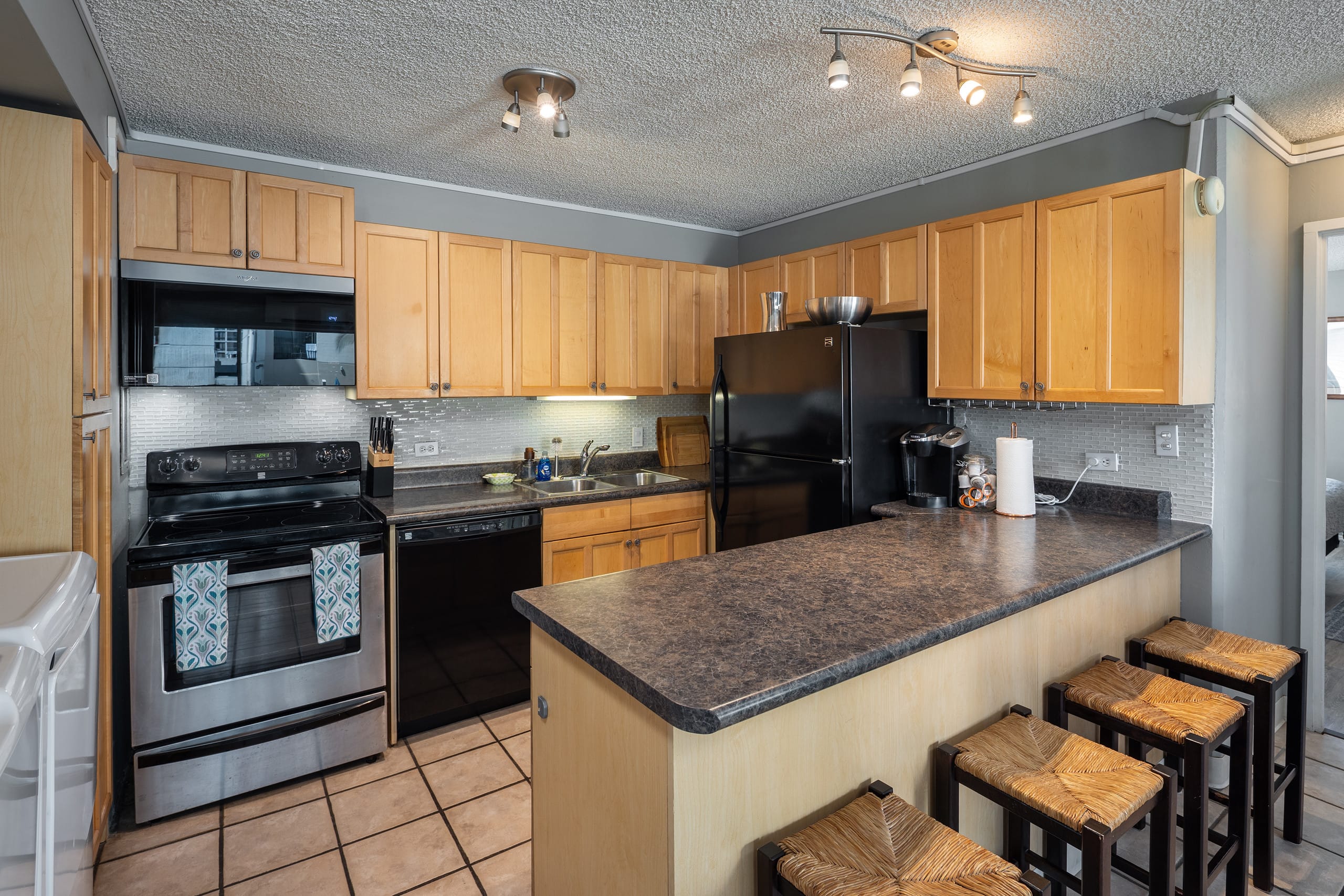 Waikiki Beach 1.5 blocks away! Free parking space! - Image 6