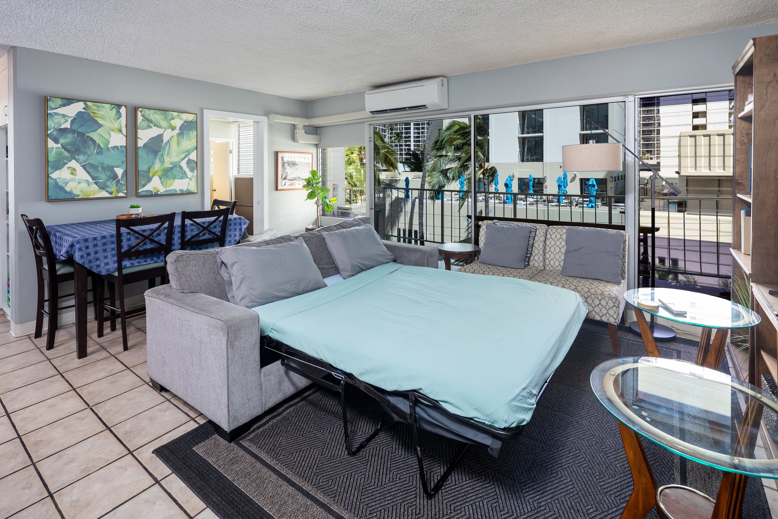 Waikiki Beach 1.5 blocks away! Free parking space! - Image 2