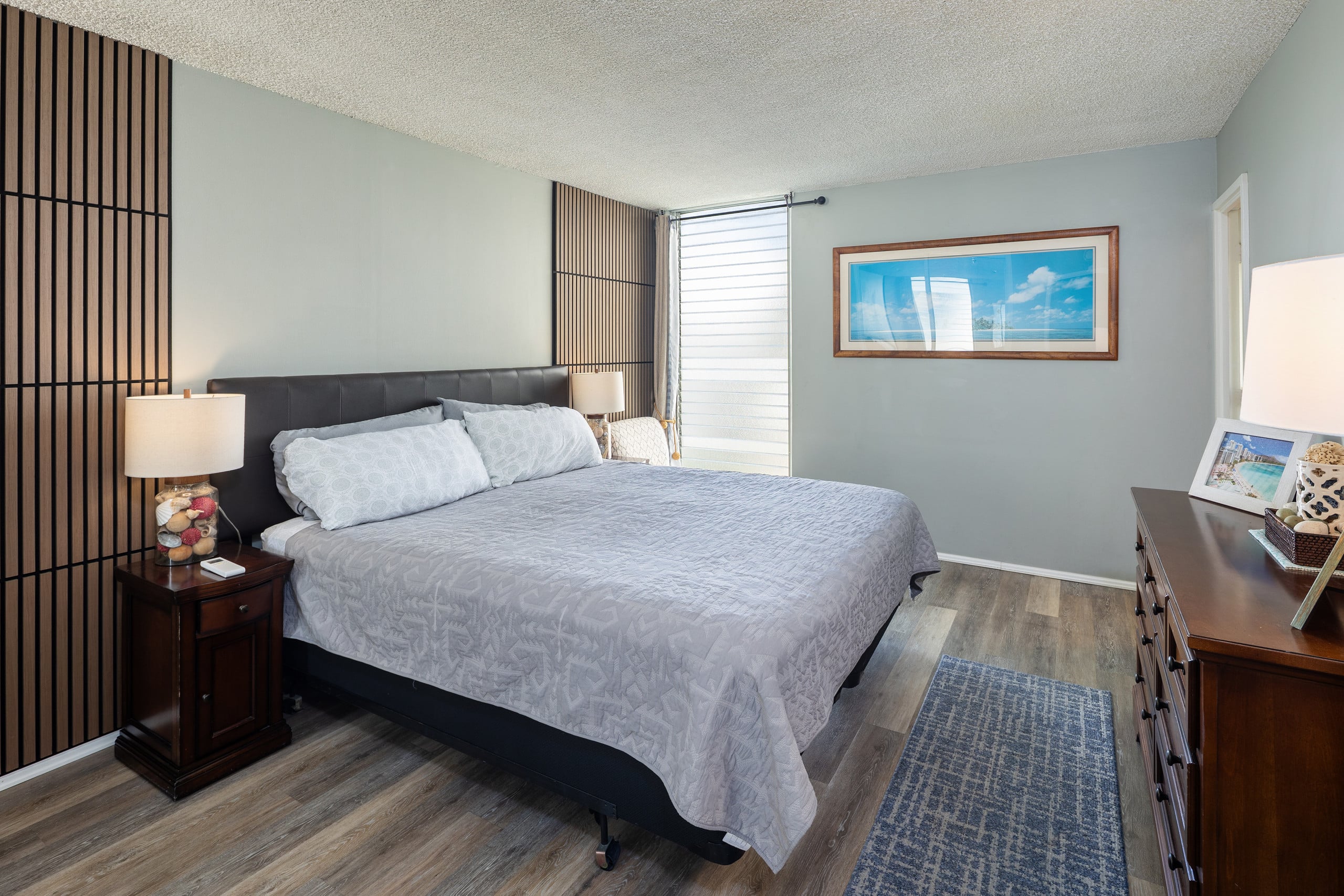 Waikiki Beach 1.5 blocks away! Free parking space! - Image 9