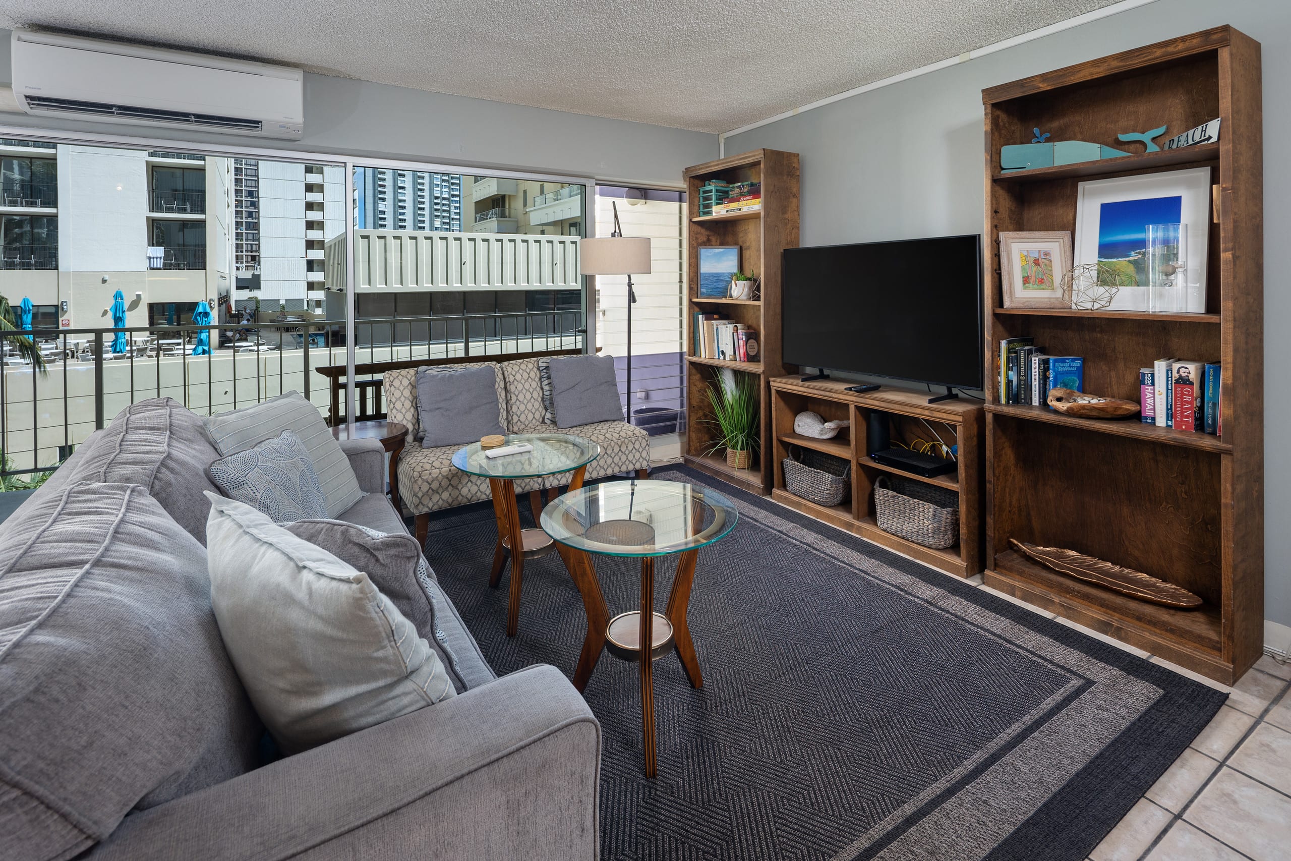 Waikiki Beach 1.5 blocks away! Free parking space! - Image 4