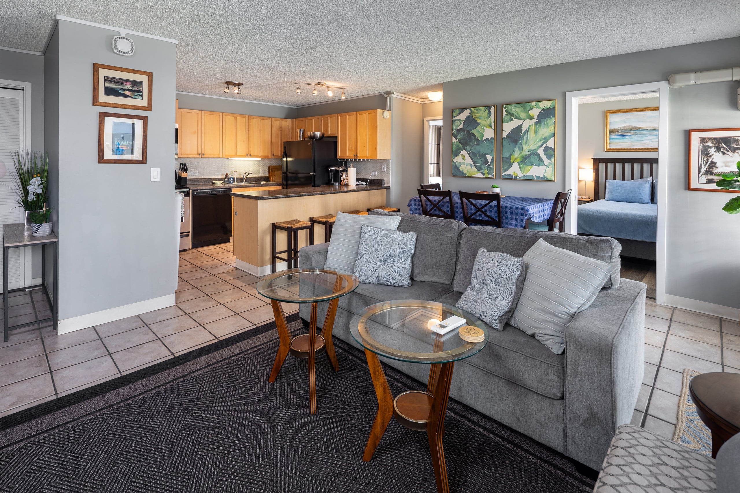 Waikiki Beach 1.5 blocks away! Free parking space! - Image 3