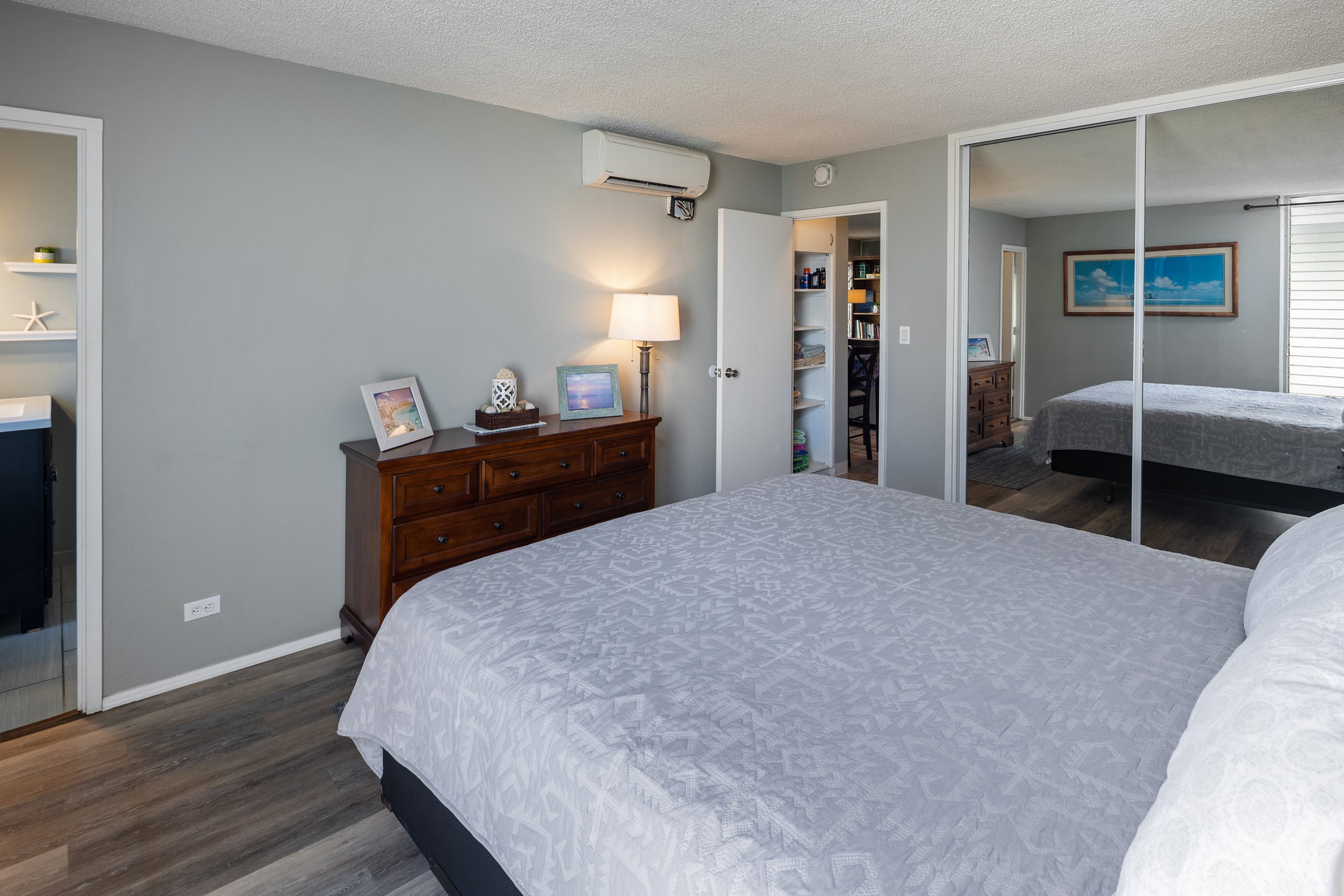 Waikiki Beach 1.5 blocks away! Free parking space! - Image 10