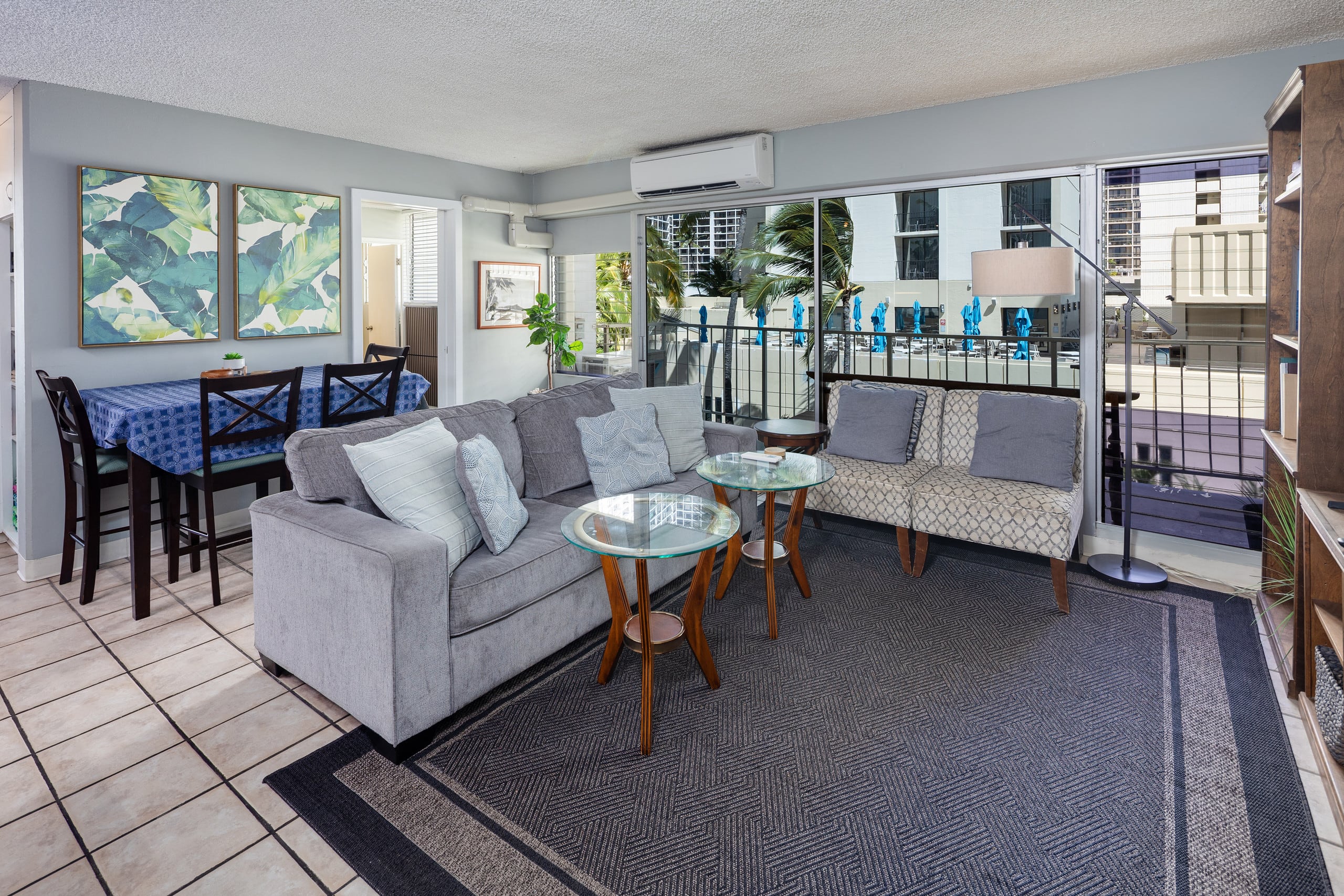 Waikiki Beach 1.5 blocks away! Free parking space! - Image 1