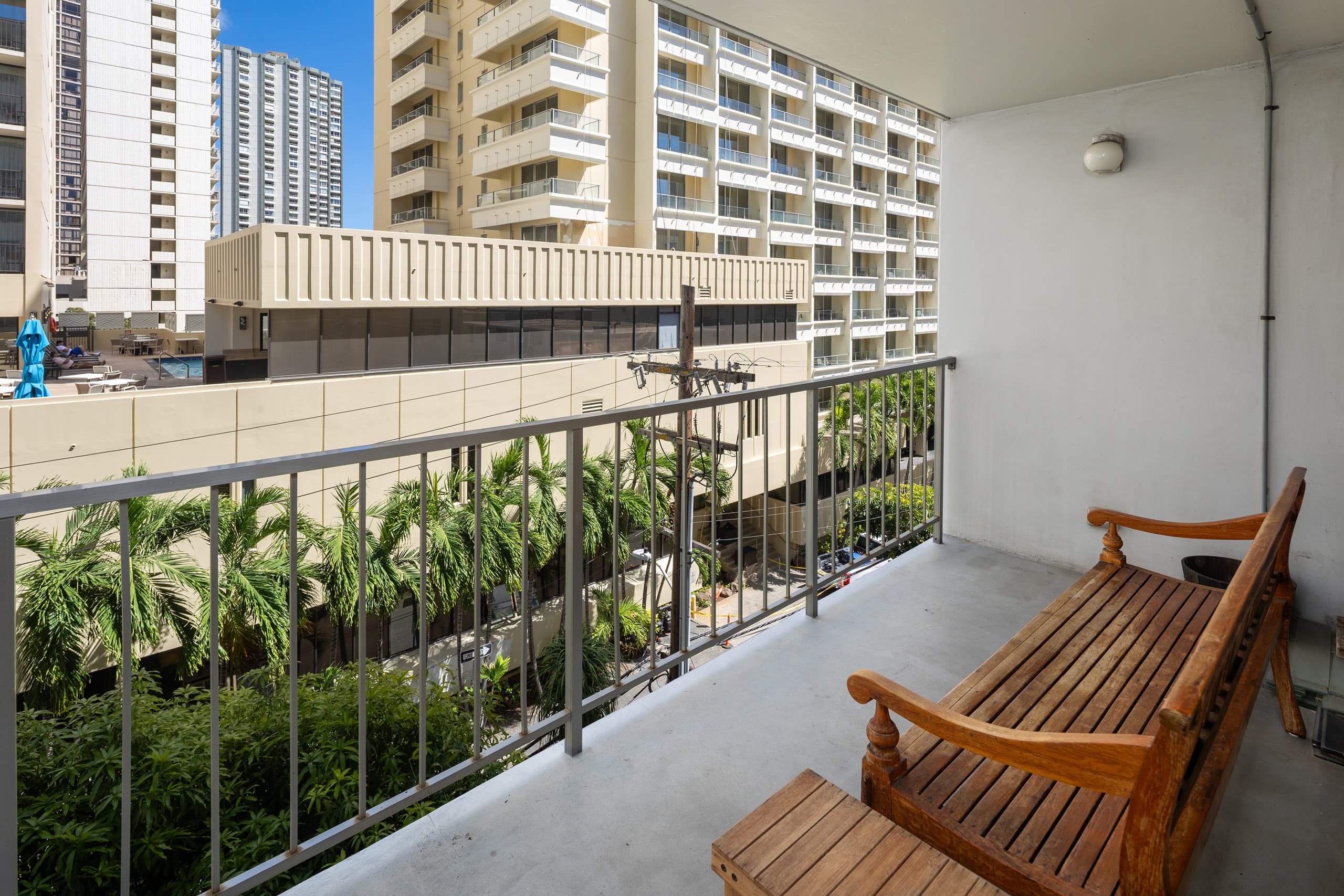 Waikiki Beach 1.5 blocks away! Free parking space! - Image 18
