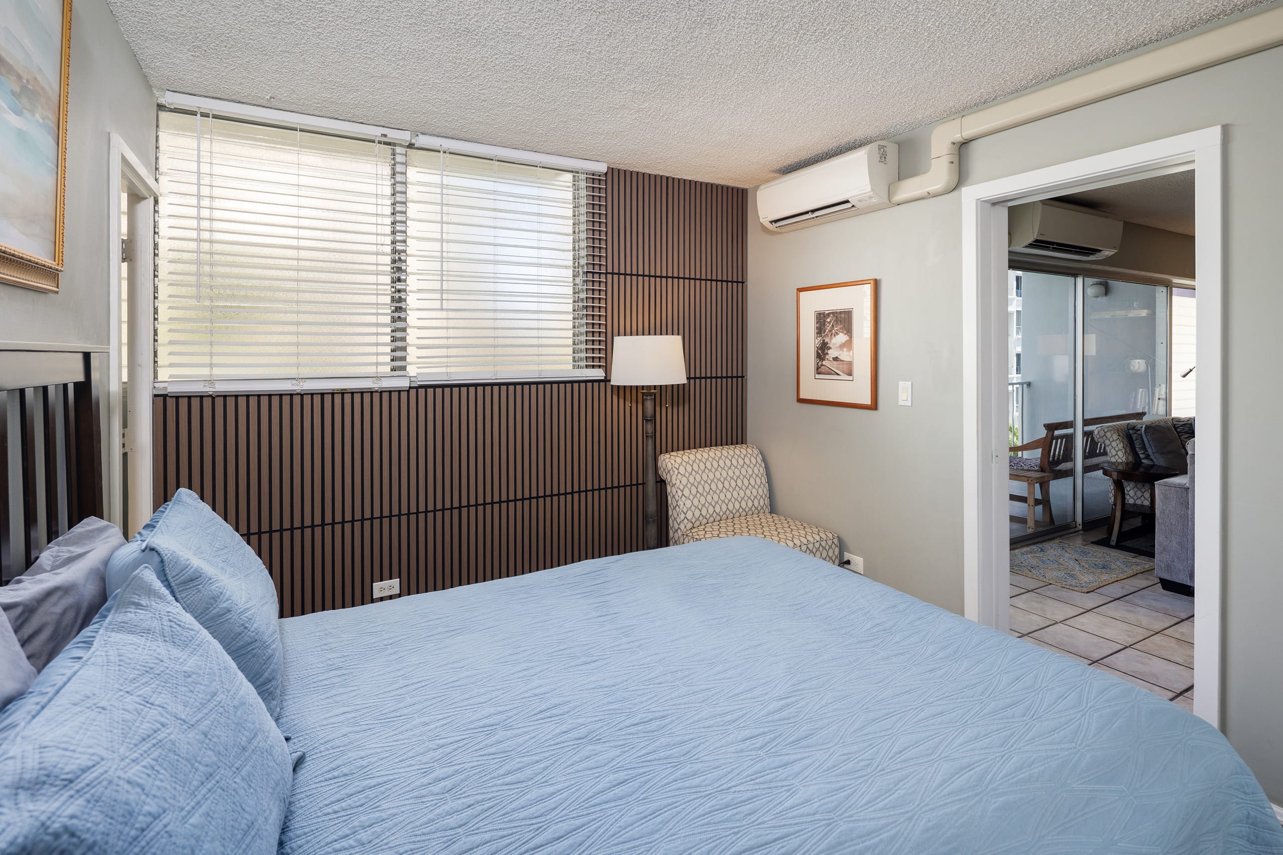 Waikiki Beach 1.5 blocks away! Free parking space! - Image 11