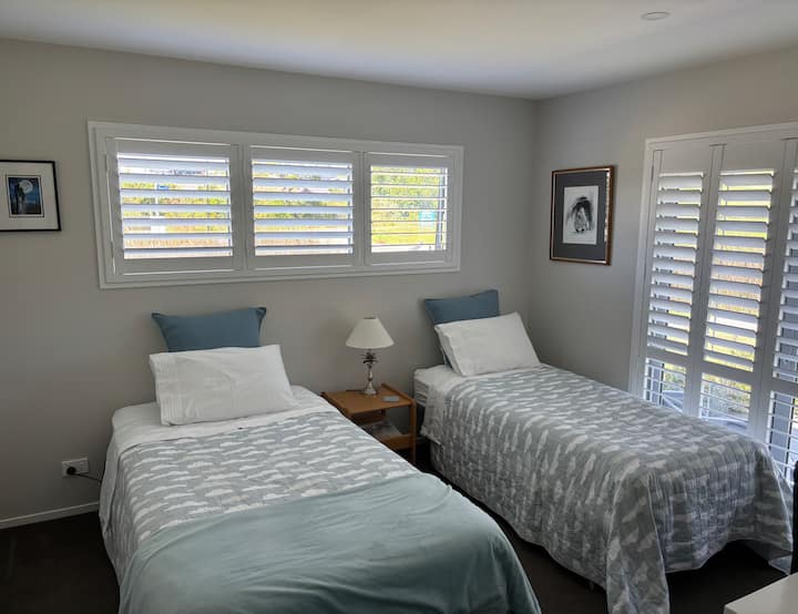 El segundo dormitorio muestra camas individuales tamaño king y camas individuales