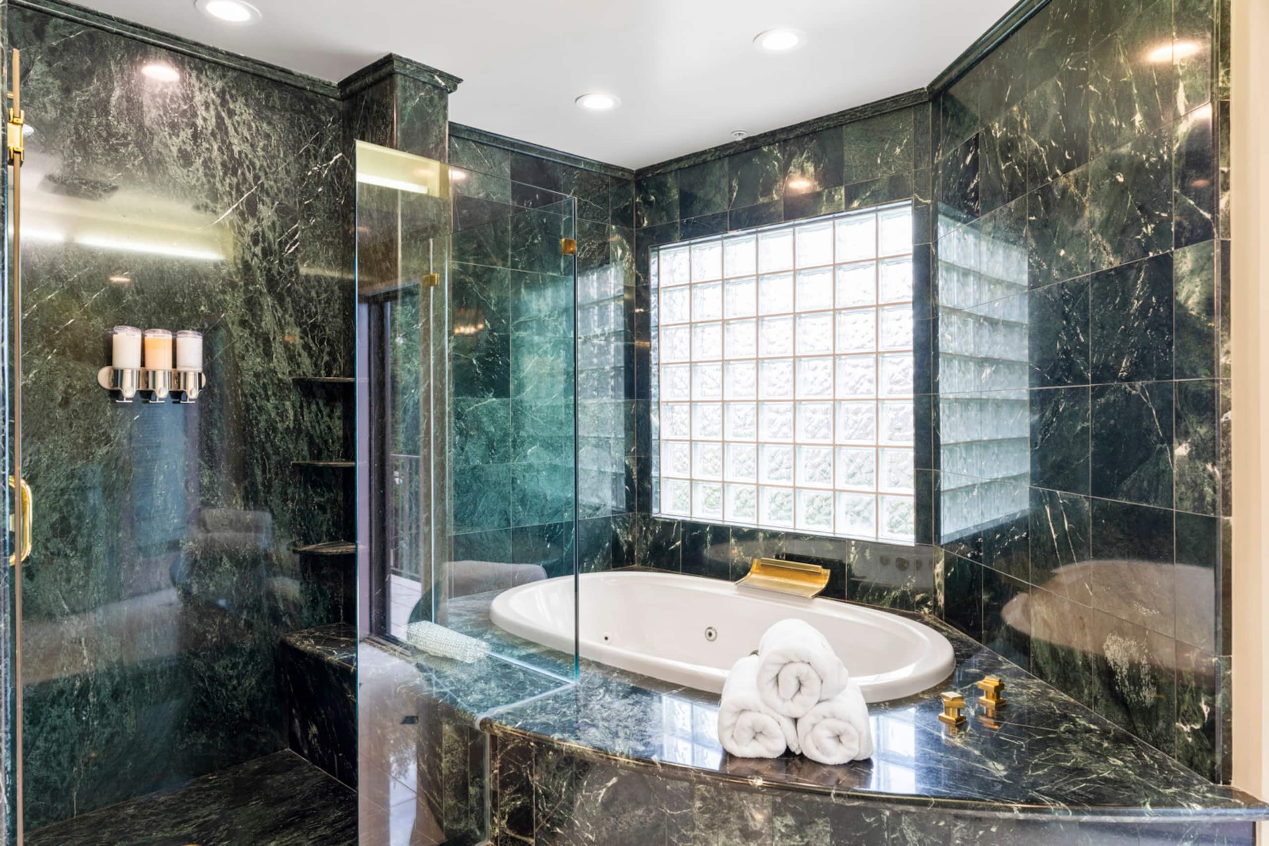 Home in San Francisco · ★5.0 · 6 bedrooms · 7 beds · 5 baths - Image 35