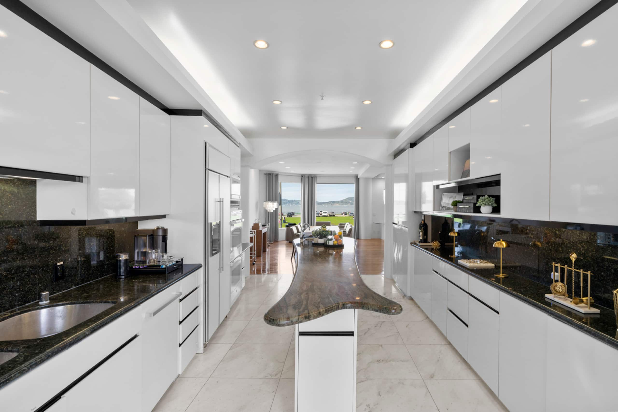 Home in San Francisco · ★5.0 · 6 bedrooms · 7 beds · 5 baths - Image 9