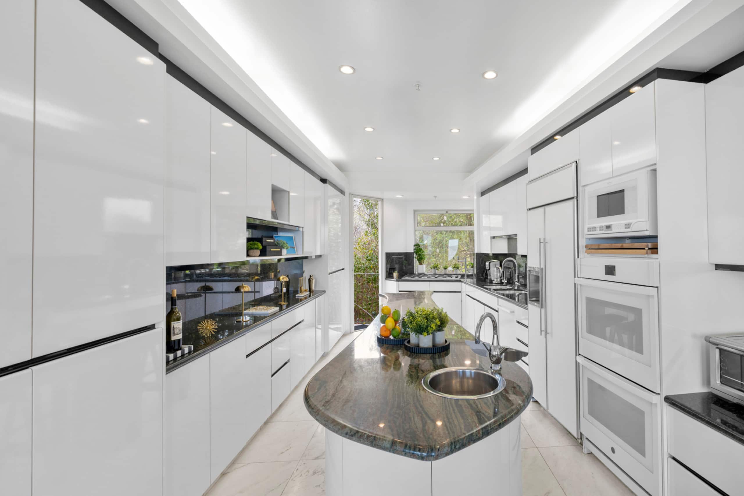 Home in San Francisco · ★5.0 · 6 bedrooms · 7 beds · 5 baths - Image 10