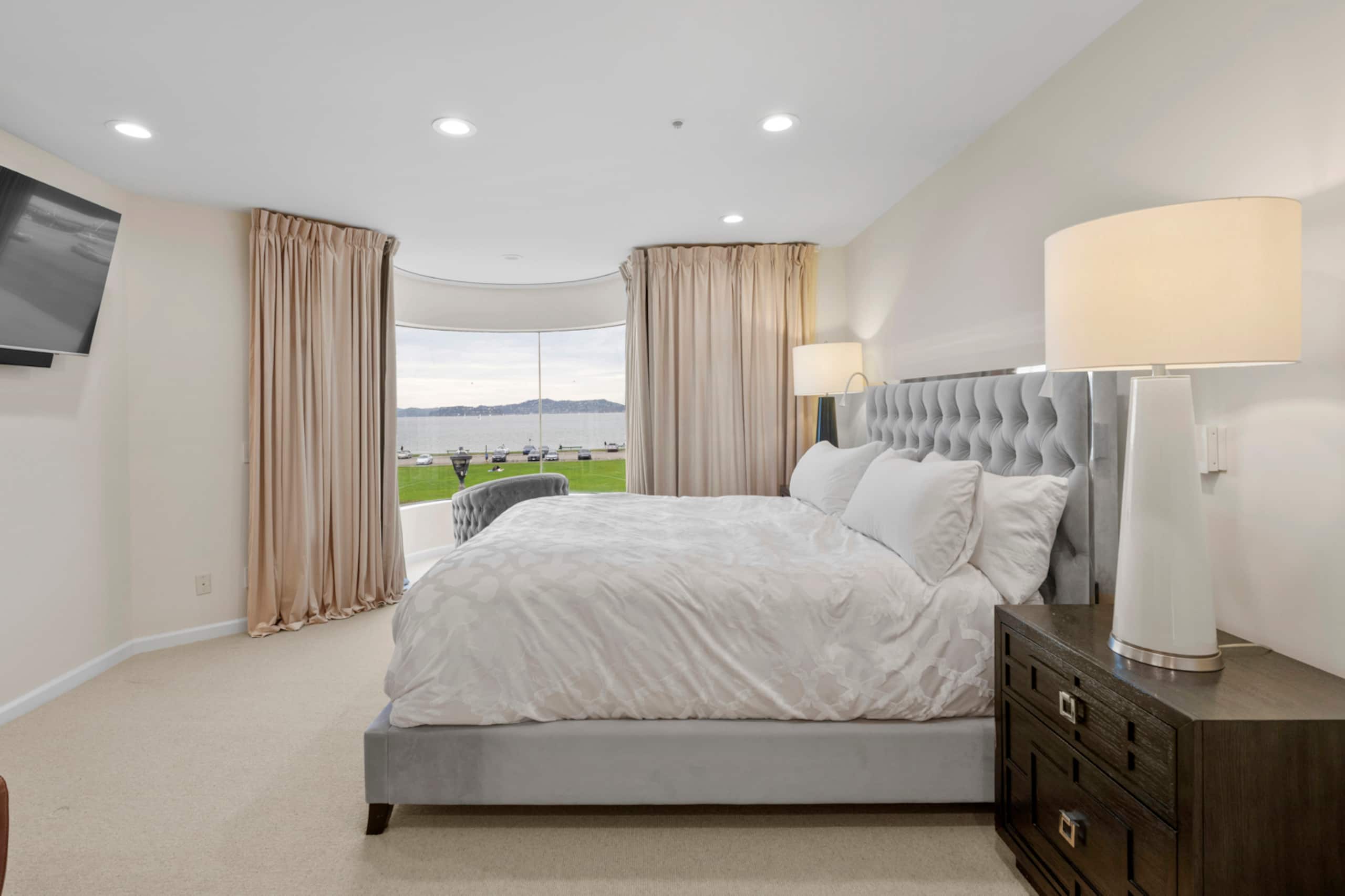 Home in San Francisco · ★5.0 · 6 bedrooms · 7 beds · 5 baths - Image 22