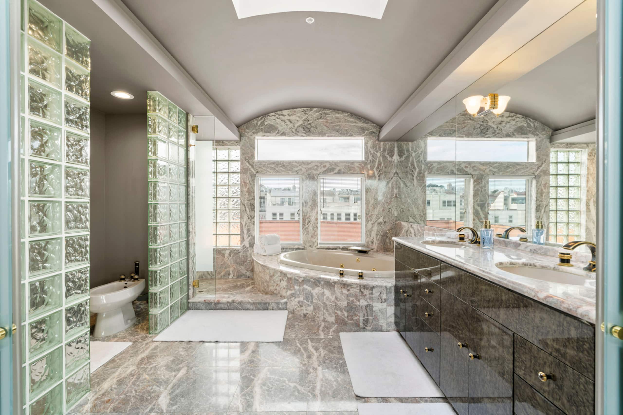 Home in San Francisco · ★5.0 · 6 bedrooms · 7 beds · 5 baths - Image 42