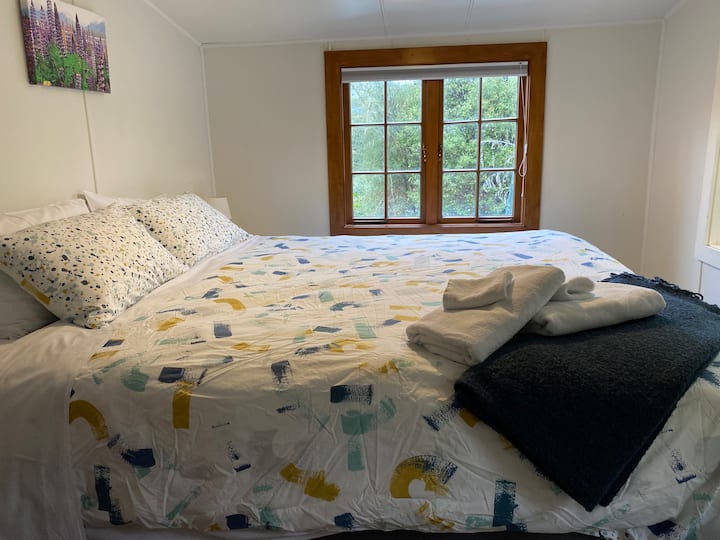 Este es el «dormitorio principal» con una cama tamaño «super king» para una comodidad suprema y una buena noche de sueño.  Persianas opacas y acceso a un patio privado.  Vistas al jardín.