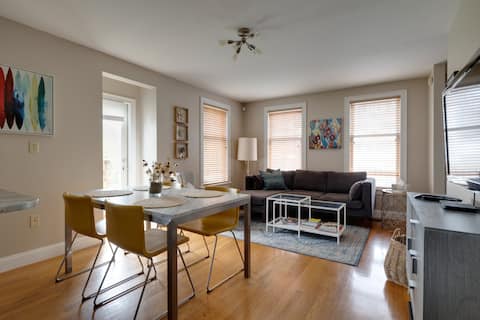 Successful Airbnb property: Sunny & Cozy 2 BR Apt in Boston. 15 min to DWTN in Roxbury