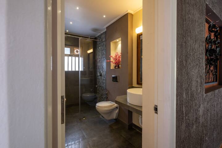 Full bathroom 5 image 1