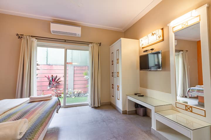 Bedroom 5 image 1