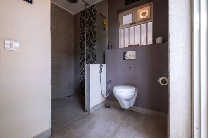 Full bathroom 3 image 1
