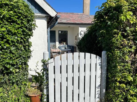 Near beach & city - Charming house & garden Skåne