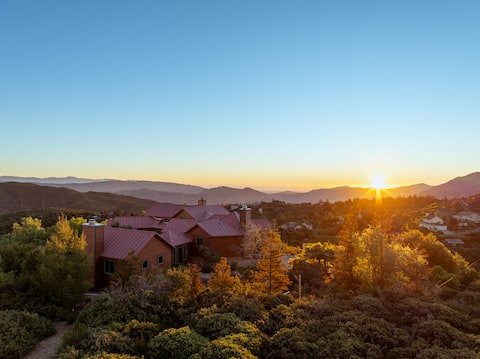 Successful Airbnb property: Majestic Julian Lodge-4 guests private hot tub in Julian